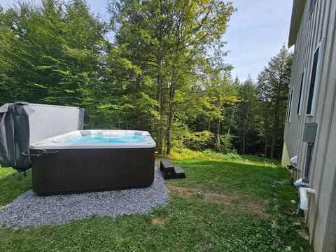 Mountain Home Between Stowe & Sugarbush W Hot Tub