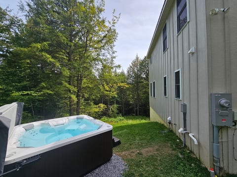 Mountain Home Between Stowe & Sugarbush W Hot Tub