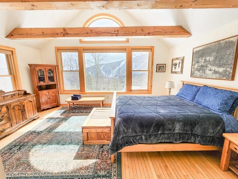 Master Bedroom with Queen Bed-Second floor