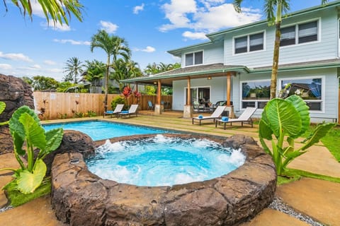 Luxury Princeville Retreat, Private Pool & Spa, 4 Bedrooms & 4 baths, Sleeps 10