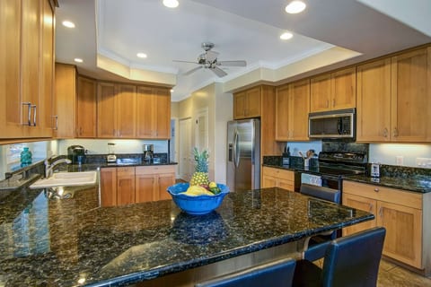 Luxury Princeville Retreat, Private Pool & Spa, 4 Bedrooms & 4 baths, Sleeps 10