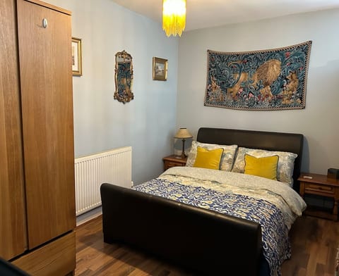 Beautiful town centre apartment with river terrace