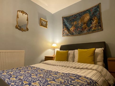 Beautiful town centre apartment with river terrace