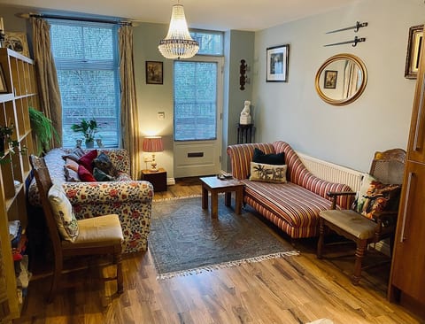 Beautiful town centre apartment with river terrace