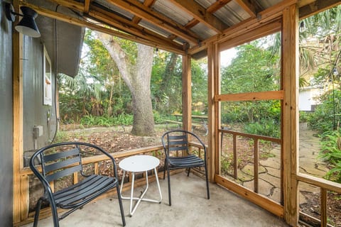 Secluded Cottage walk to Amphitheater/near the beach and downtown