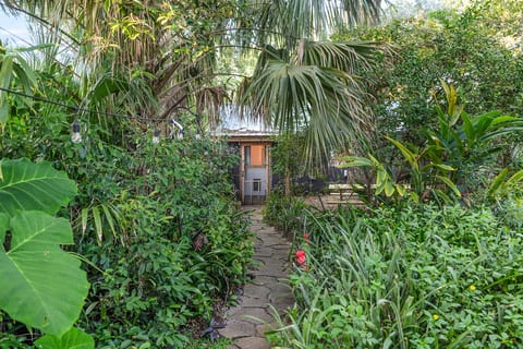 Secluded Cottage walk to Amphitheater/near the beach and downtown