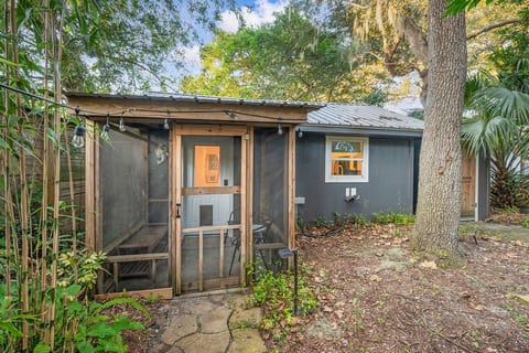 Secluded Cottage walk to Amphitheater/near the beach and downtown