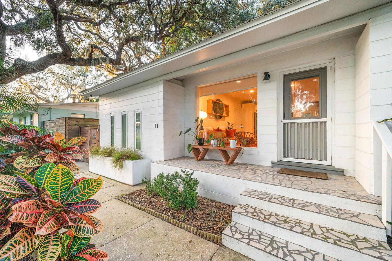 Midcentury Bungalow w/hot tub, near the amphitheater/beach/downtown
