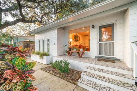 Midcentury Bungalow w/hot tub, near the amphitheater/beach/downtown