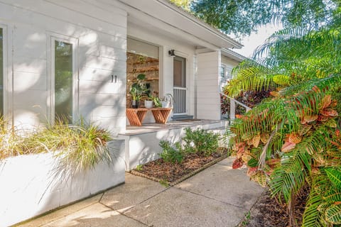 Midcentury Bungalow w/hot tub, near the amphitheater/beach/downtown