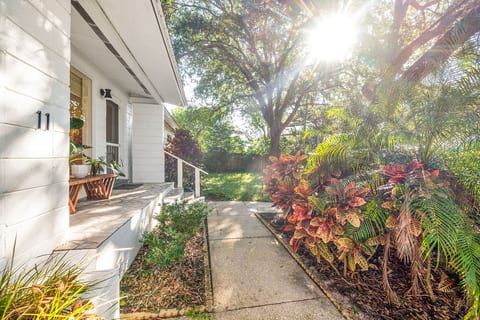 Midcentury Bungalow w/hot tub, near the amphitheater/beach/downtown