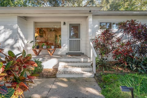 Midcentury Bungalow w/hot tub, near the amphitheater/beach/downtown