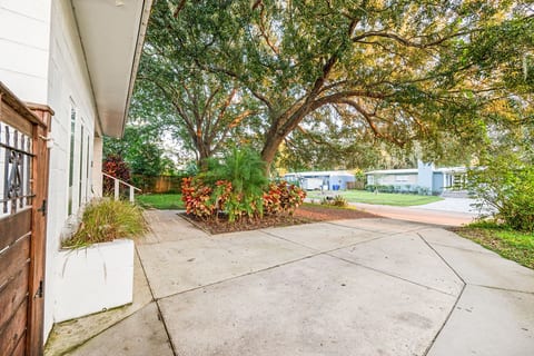 Midcentury Bungalow w/hot tub, near the amphitheater/beach/downtown