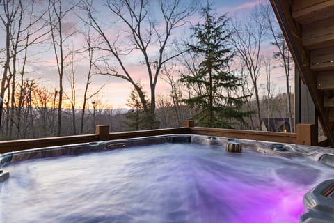 Fall Foliage~Mt Views~Hot tub~game rm~fire pit image 1