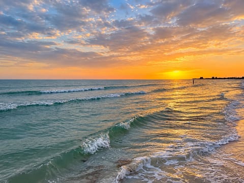 Stunning sunset beach views with მშვიდ gentle waves at the shore