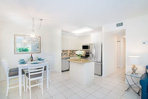 Jupiter 2BR Villa - Pools, Hot Tub, Near Beach