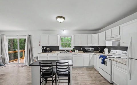 Spacious 4-bedroom house in Tobyhanna with game room, firepit