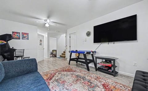 Spacious 4-bedroom house in Tobyhanna with game room, firepit