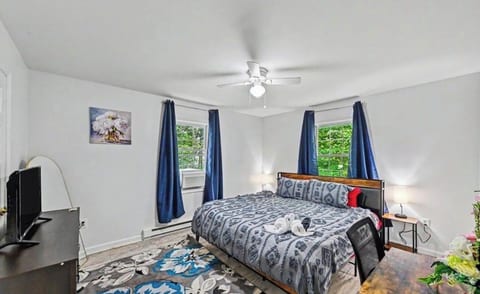 Spacious 4-bedroom house in Tobyhanna with game room, firepit