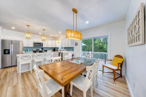 Bright and Inviting Dining Space