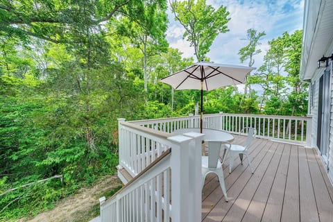 Serene Outdoor Deck Retreat