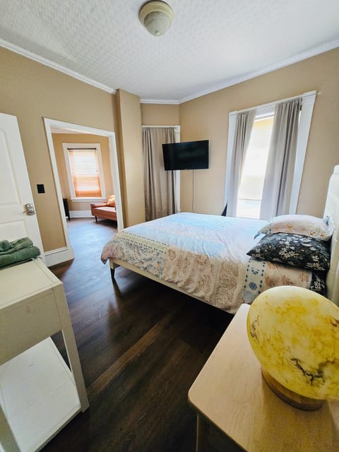2411 Spacious room in Federal Hill near Downtown