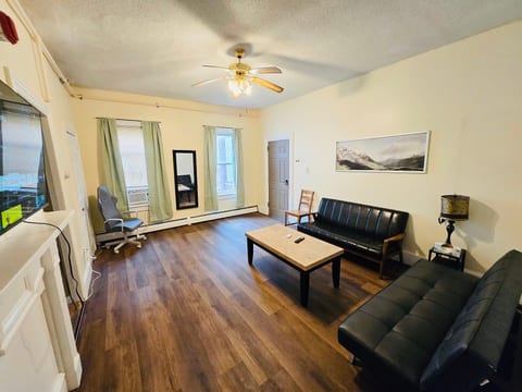532_2 Updated apartment near Whole Foods Brown University