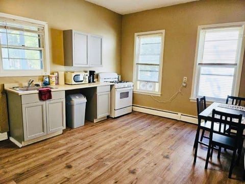 532_2 Updated apartment near Whole Foods Brown University