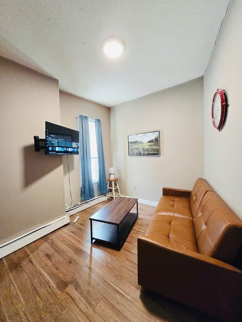 621R Nice apt near Whole Foods Brown University