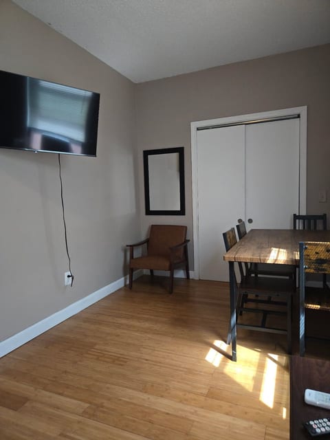 622R Spacious apartment near Whole Foods, Brown