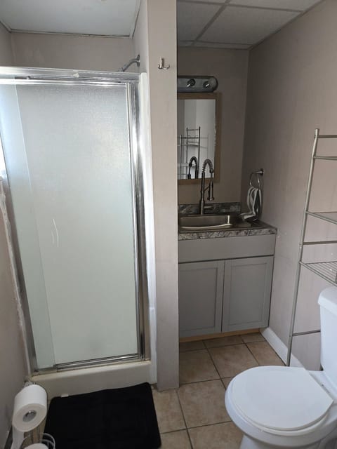 622R Spacious apartment near Whole Foods, Brown