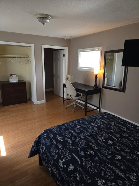 622R Spacious apartment near Whole Foods, Brown