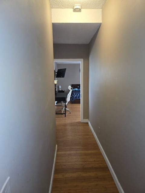 622R Spacious apartment near Whole Foods, Brown