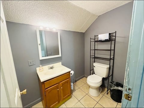 623R Attic apartment near Whole Foods Brown University