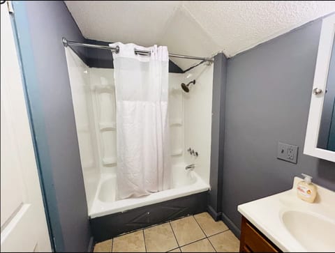 623R Attic apartment near Whole Foods Brown University