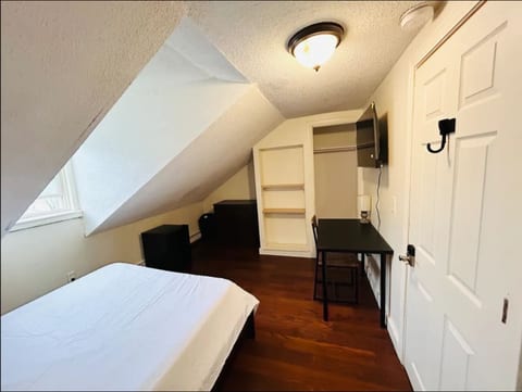 623R Attic apartment near Whole Foods Brown University