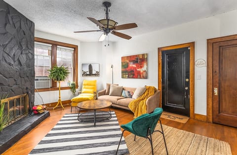 LAST MIN DEAL - Historic Condo - 1 King 2 Queens