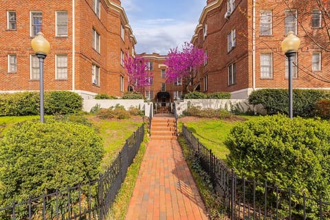 LAST MIN DEAL - Historic Condo - 1 King 2 Queens
