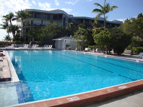 KW Luxury 2/2 Beachfront resort Tropical Oasis