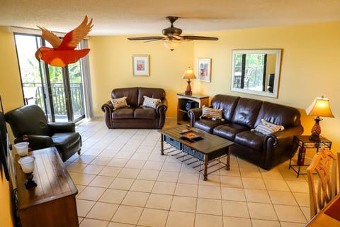 KW Luxury 2/2 Beachfront resort Tropical Oasis