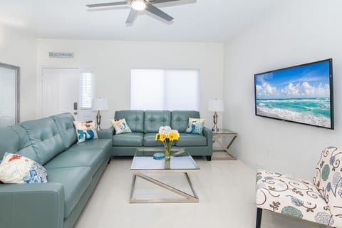 Sunsational Luxury 2/2 1900 ft to beach 1st Flr