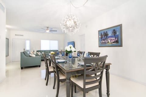 Sunsational Luxury 2/2 1900 ft to beach 1st Flr