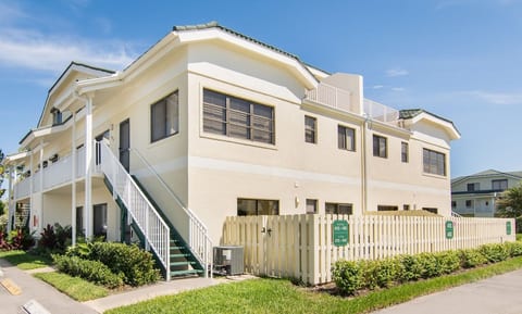 Sunsational Luxury 2/2 1900 ft to beach 1st Flr