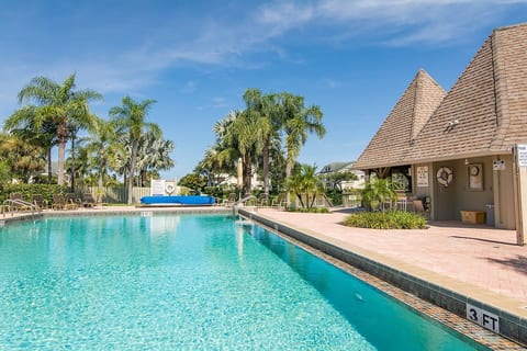 Sunsational Luxury 2/2 1900 ft to beach 1st Flr