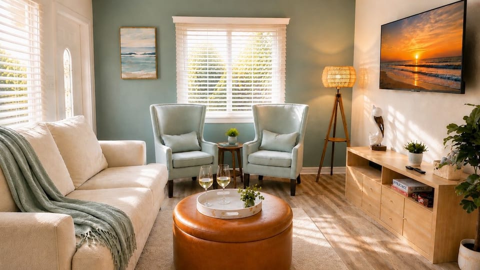 10 Min to Beach-King bed, fenced yard, cozy charm image 1