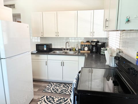 10 Min to Beach-King bed, fenced yard, cozy charm image 4