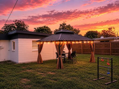 10 Min to Beach-King bed, fenced yard, cozy charm image 2