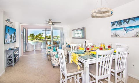 2/2 Resort Condo w Fab Lake View walk to beach