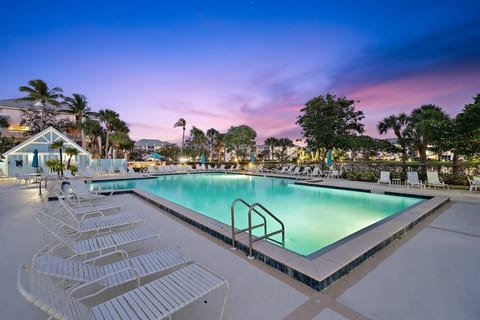 2/2 Resort Condo w Fab Lake View walk to beach