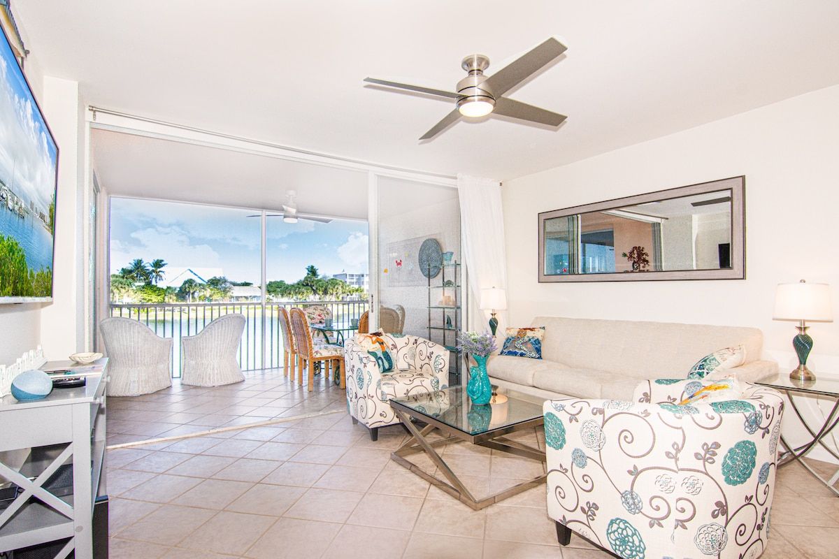 2/2 Resort Condo w Fab Lake View walk to beach